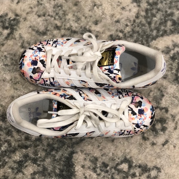 Adidas girls floral superstar - Picture 2 of 4